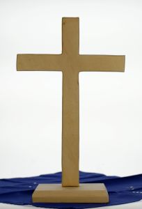 Holzkreuz klassisch groß - mit blauem Tuch MG_0036.jpg